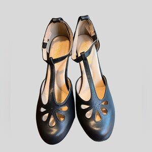 Chase & Chloe Women's Teardrop Cut Out T-Strap Mid Heel Dress Pum